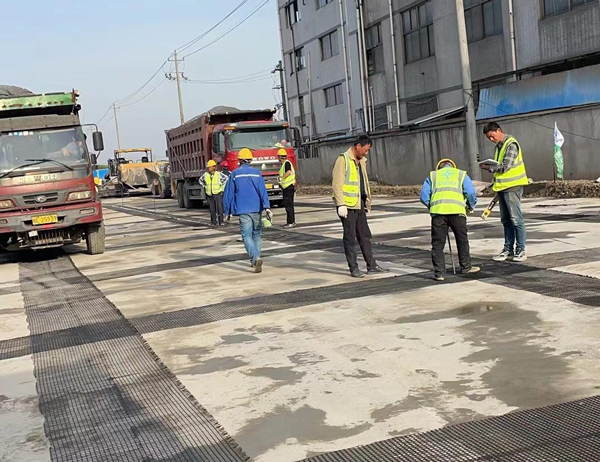 鹿邑老材料的新故事：玻璃纤维土工格栅如何在‘白改黑’浪潮中重获新生？